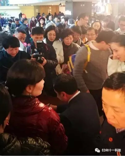 15-讀者排隊(duì)等候簽名，把趙振元圍得水泄不通.webp.jpg
